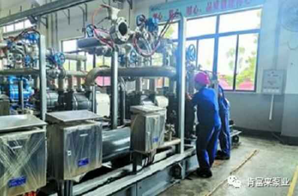 青岛德宇现代物流服务有限公司生产线员工正在组装化工成套机组